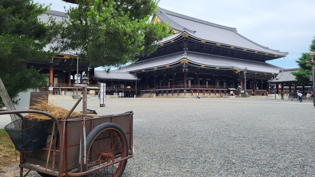 Higashi Hongan-ji temple in Kyoto — where to stay with kids
